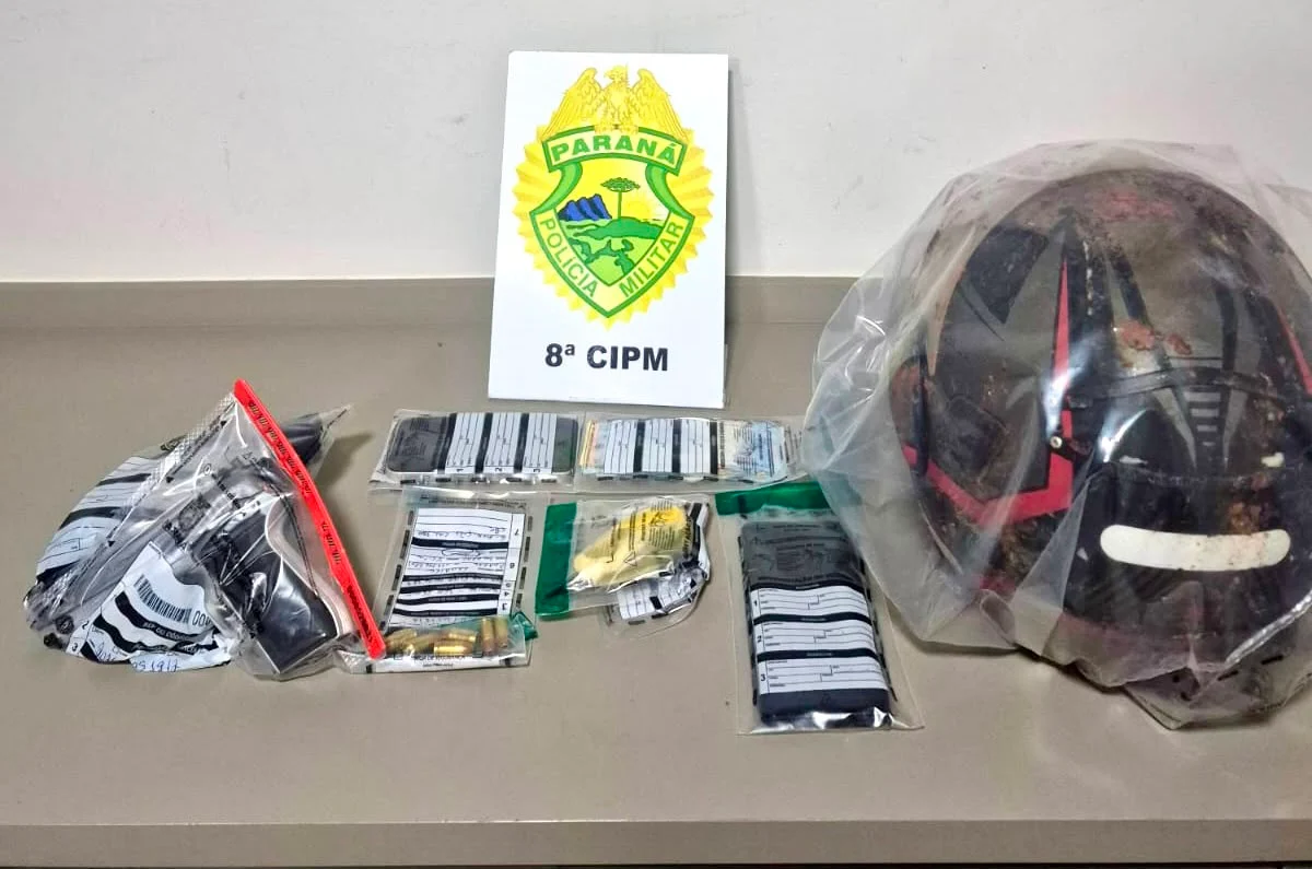 Foto: Capacete, arma e munições apreendidas