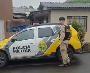 Homem é encontrado morto preso à grade de residência em Irati