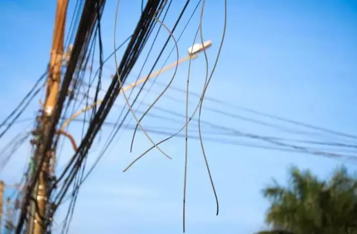 Fiação solta provoca acidente e deixa jovem ferida em Irati