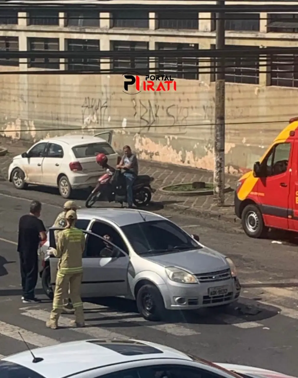 Colisão entre carros deixa mulher ferida no Centro de Irati