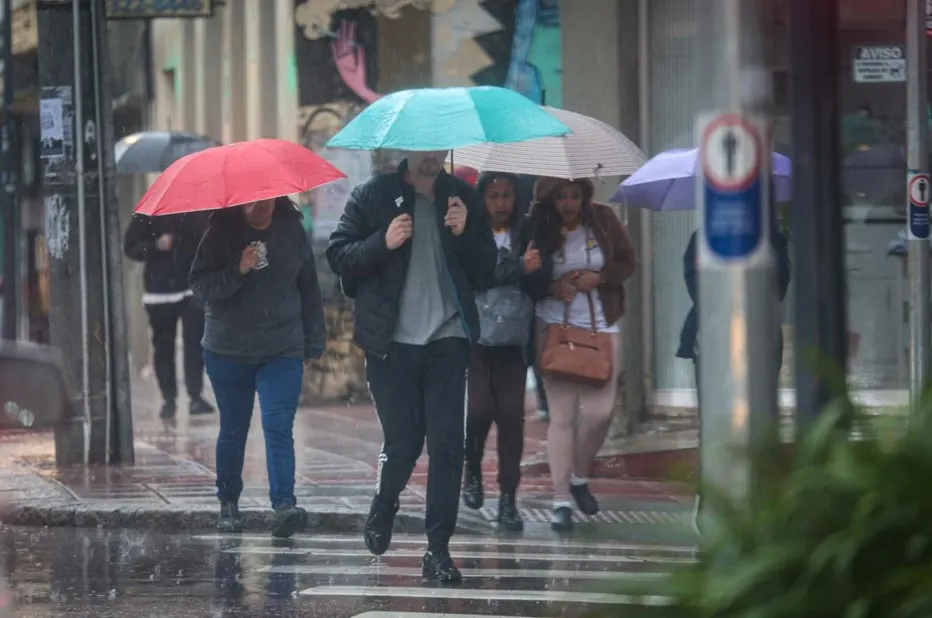 Frente fria avança pelo Paraná e muda o tempo em Irati