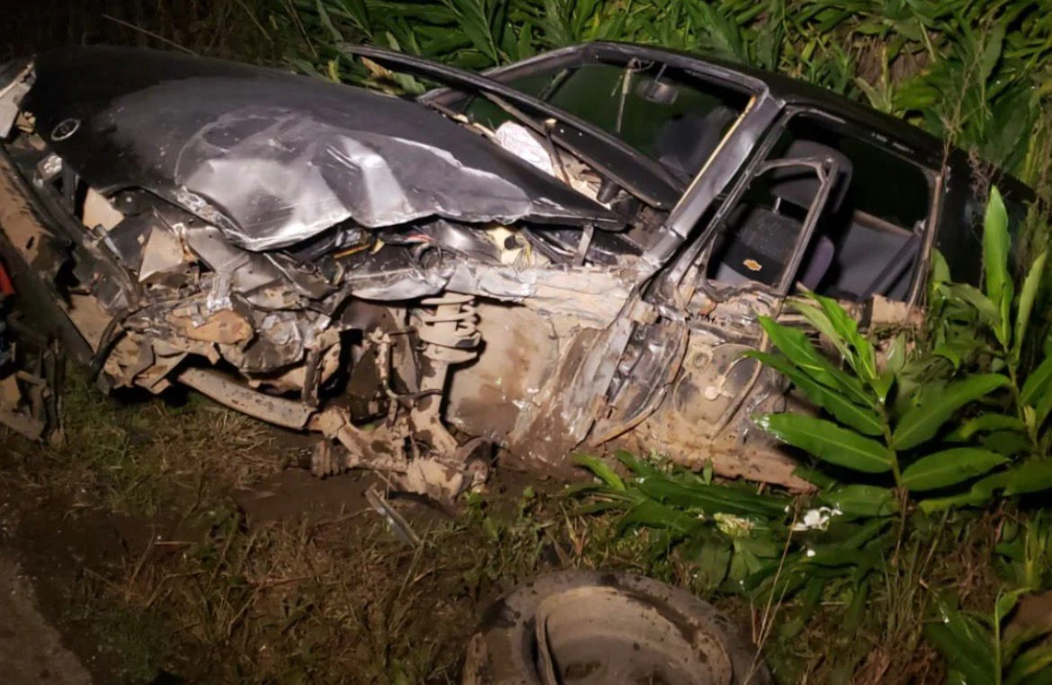 Monza fica destruído após colisão com carreta na BR-153, em Mallet