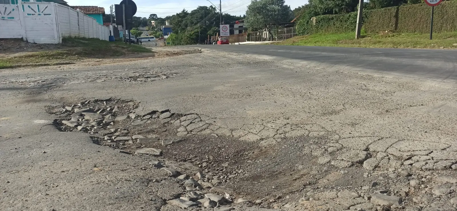 Buraco em cruzamento da Vila São João preocupa moradores e motoristas em Irati