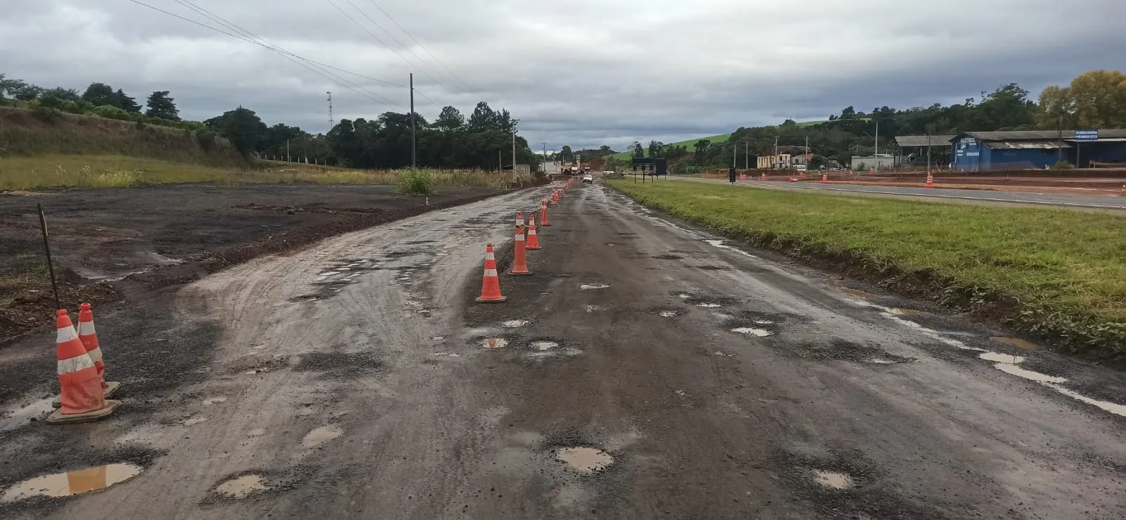 Marginal da BR-277 em Irati sofre com buracos, lama e poeira; moradores cobram solução urgente