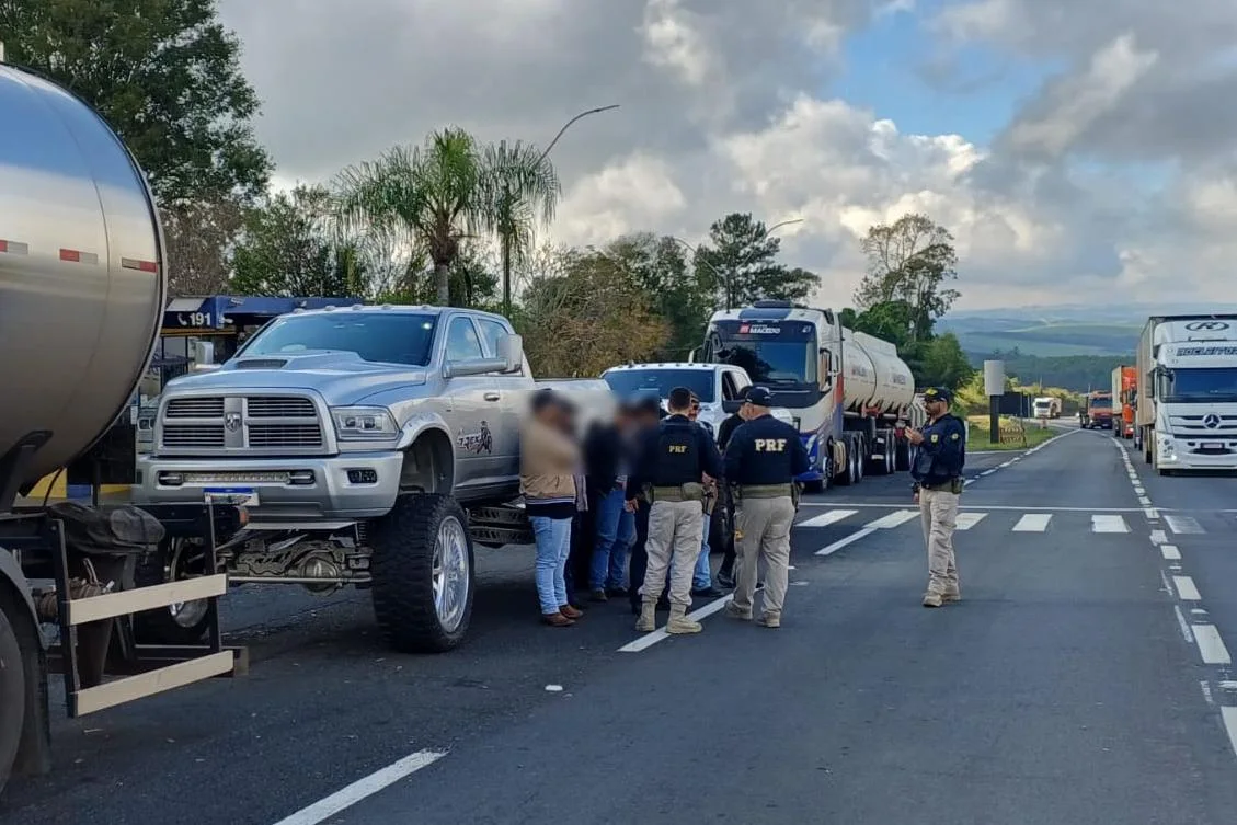 PRF flagra pela 6ª vez homem sem CNH dirigindo Dodge RAM irregular no Paraná