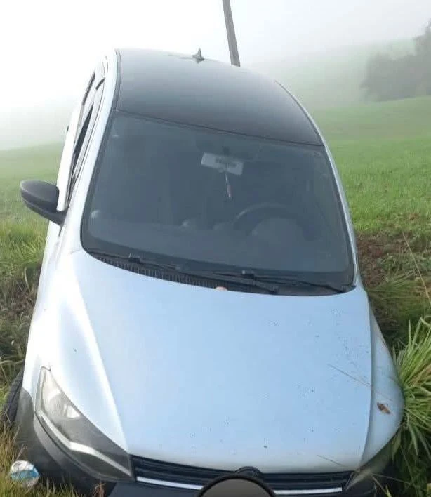 Motorista perde o controle e sai da pista na PR-364 entre Irati e Inácio Martins