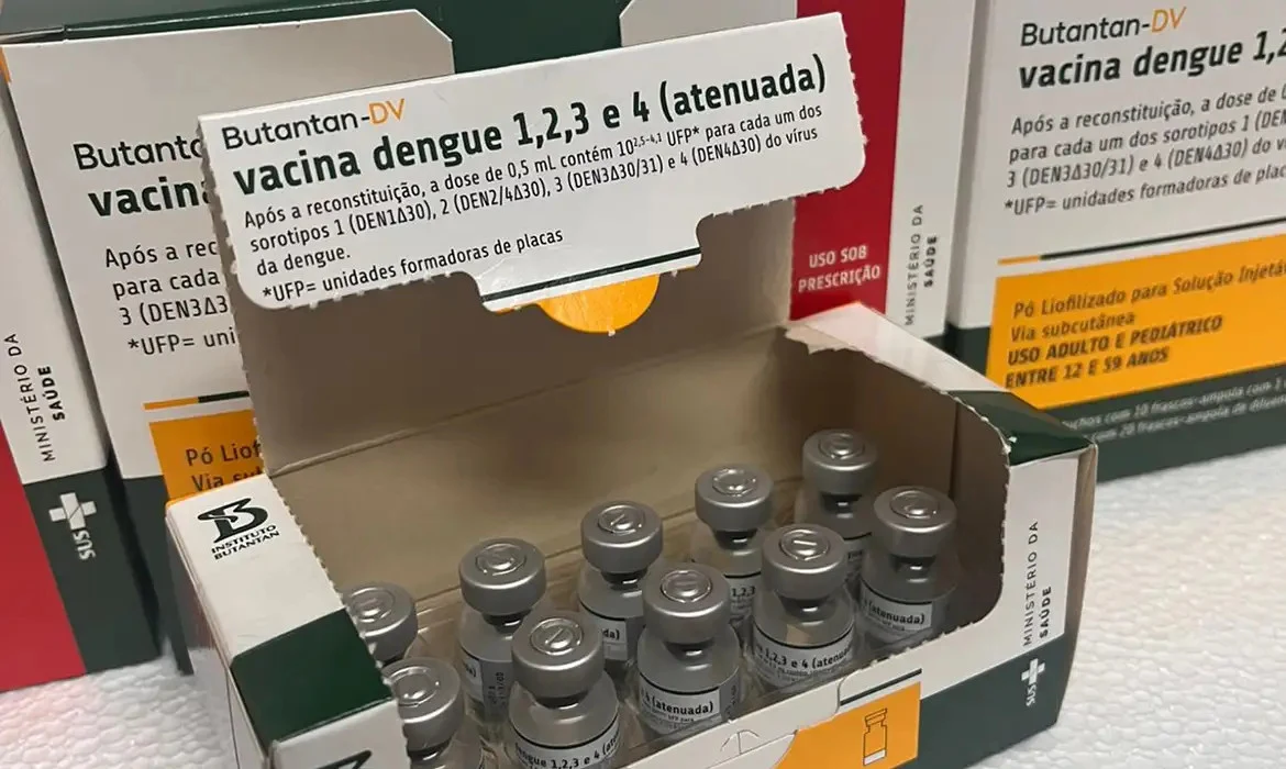 Vacina contra a dengue aplicada pelo SUS é suspensa após investigação de casos graves