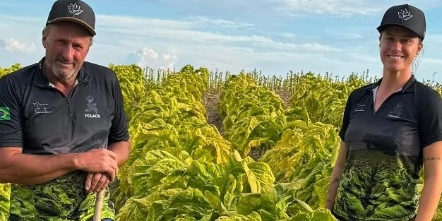 Influenciadora rural de Rebouças conquista mais de 160 mil seguidores mostrando a realidade da fumicultura