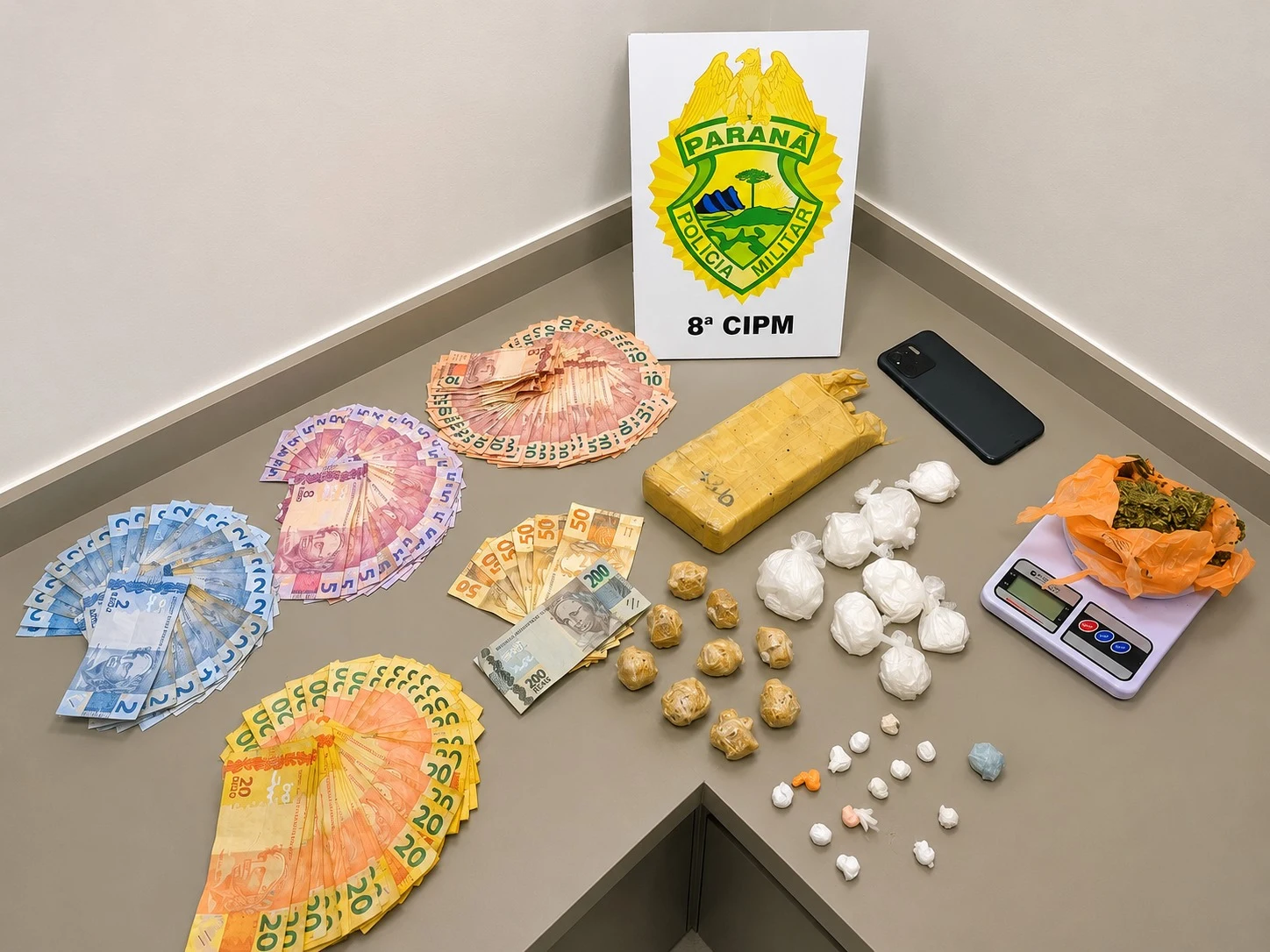 Dois homens são presos por tráfico; polícia apreende quase 1 kg de drogas em Rebouças