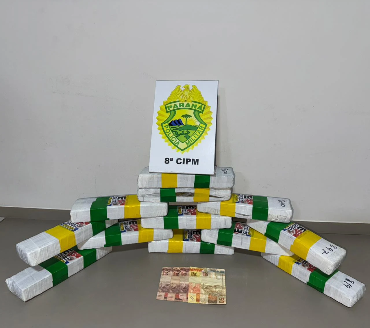 Homem foge da polícia, abandona moto e é preso com mais de 10 kg de maconha em Irati
