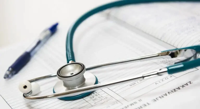 Novos estudantes de medicina precisarão passar em exame para exercer a profissão