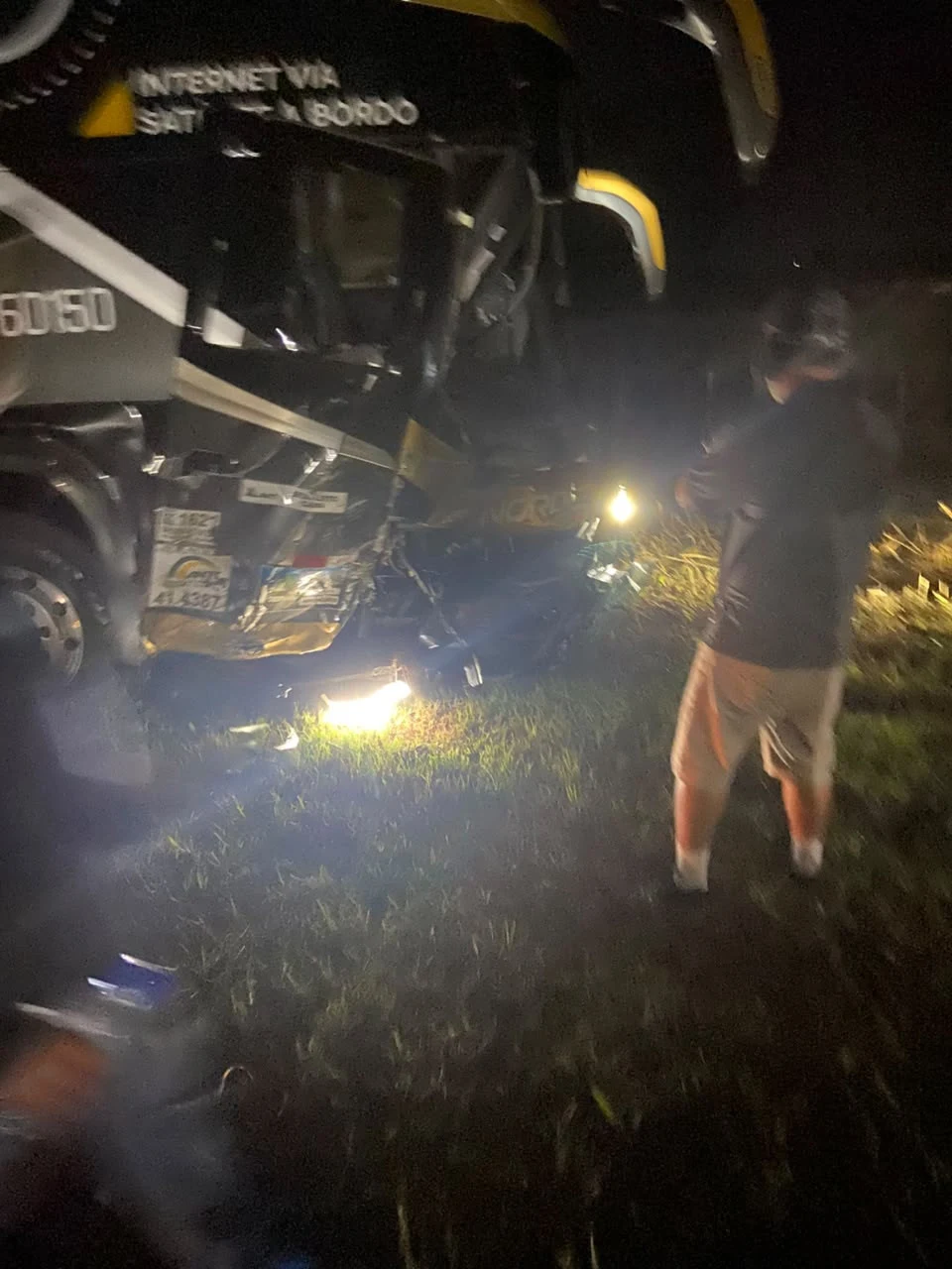 Motorista invade pista contrária e provoca colisão frontal com ônibus na BR 277