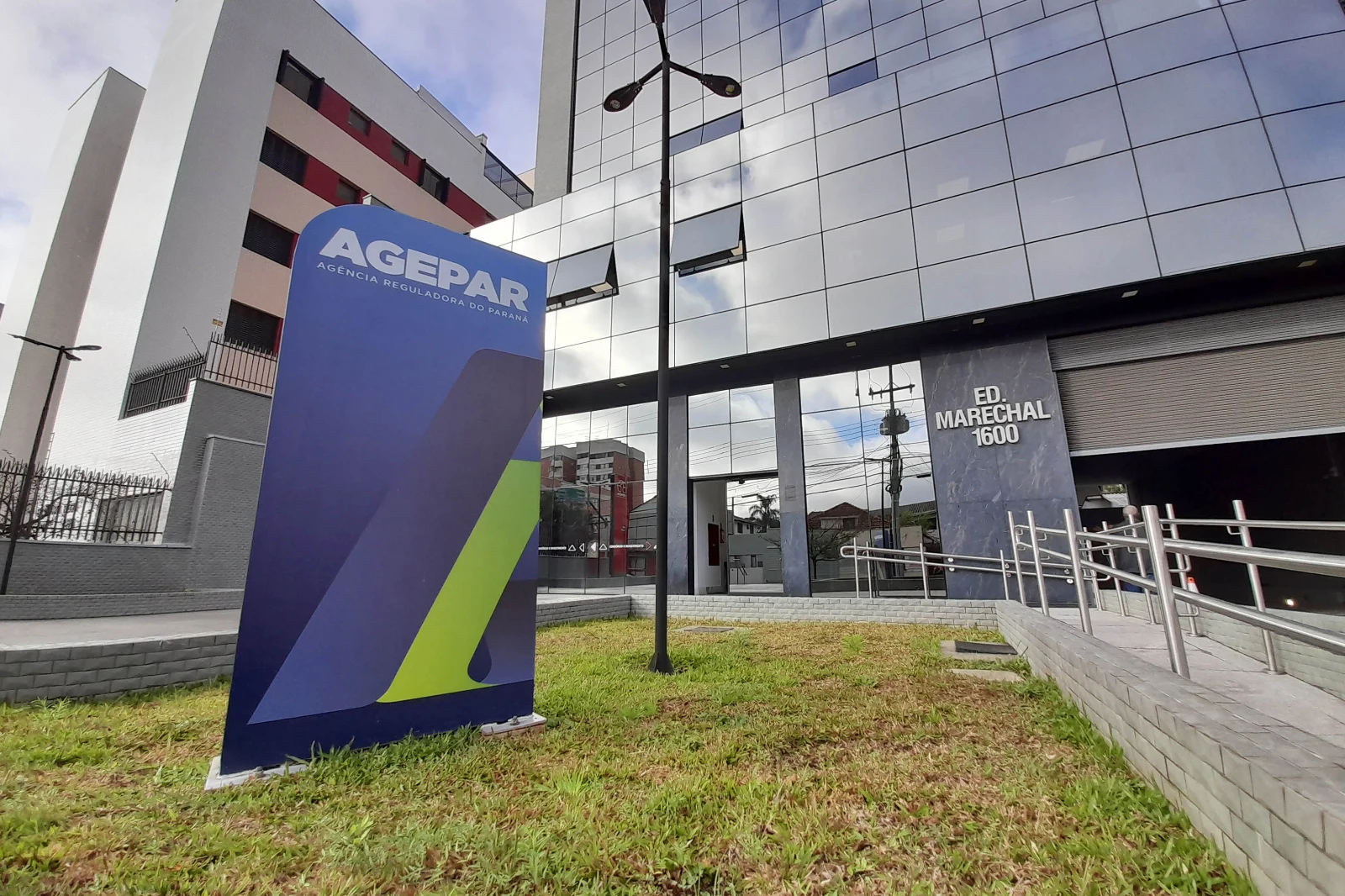 Com salário inicial de R$ 10,3 mil, Agepar publica edital de concurso público: são 23 vagas em diversas áreas. CONFIRA!