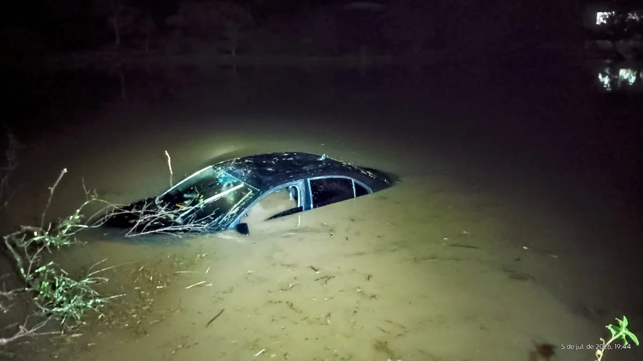 Motorista embriagado cai com carro em açude e acaba preso em Prudentópolis
