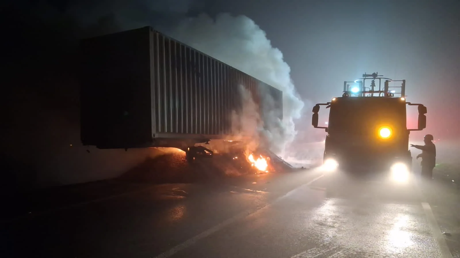 Caminhão pega fogo na BR-376 e interdita rodovia por horas no Paraná