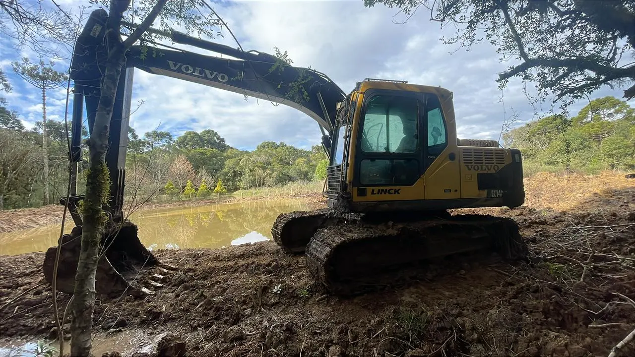 Polícia Ambiental flagra crime ambiental e apreende escavadeira em área protegida de Guarapuava