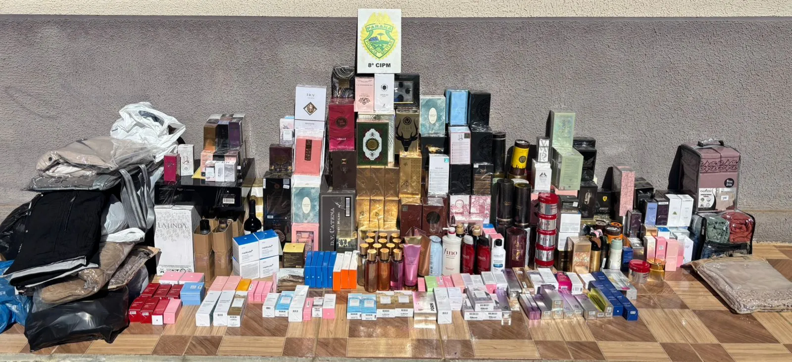 Polícia apreende carga de perfumes importados, bebidas e roupas sem nota fiscal em Inácio Martins