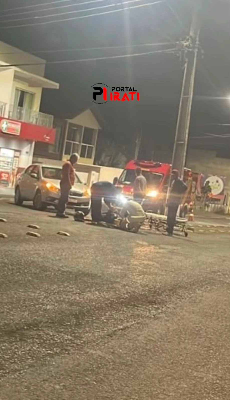 Motociclista fica ferida após colisão com carro na Rua Getúlio Vargas, em Irati