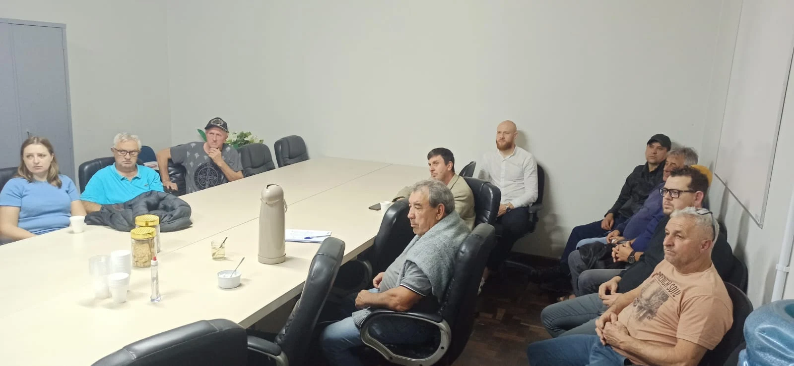 Moradores da Vila São João iniciam reestruturação da associação e cobram melhorias no cemitério do bairro