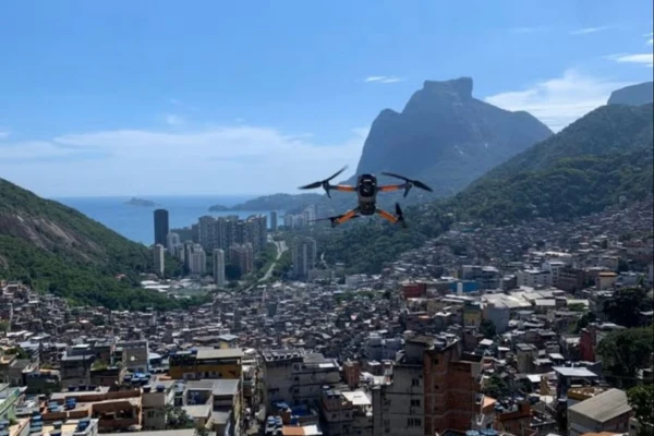 Governo Federal investe R$ 200 mil em curso de drones para moradores de comunidades do Rio; iniciativa gera debate nas redes