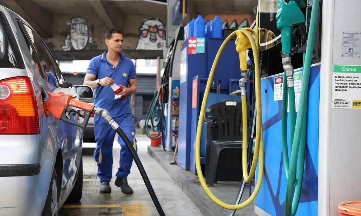 Gasolina terá subsídio mantido por mais 30 dias após alta do petróleo