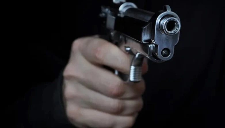 Denúncia de disparos de arma de fogo mobiliza PM em Irati; veículo é localizado e removido após abordagem