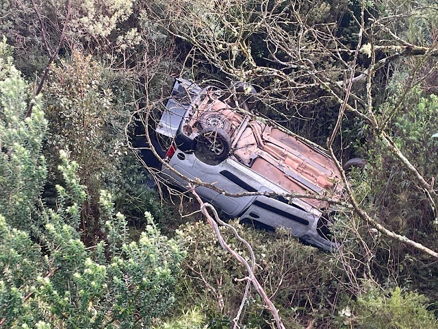 Veículo capota em ribanceira após sair da pista na PR-364, em Inácio Martins