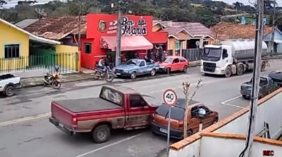 Motorista é preso após bater em três veículos em Rio Azul; teste aponta embriaguez