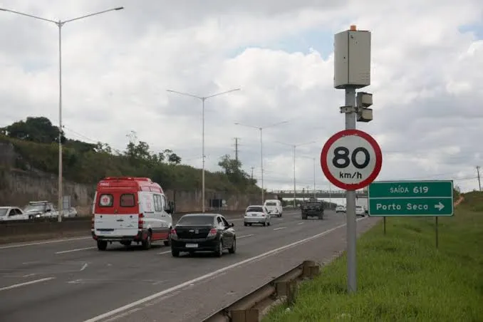Projeto anula multa de radar de velocidade escondido ou sem sinalização