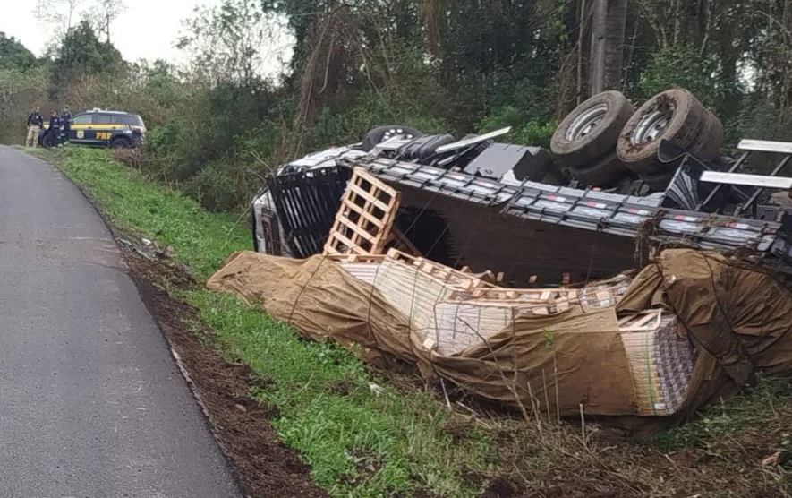 Caminhão carregado com piso laminado tomba na BR-153 e deixa motorista ferido.