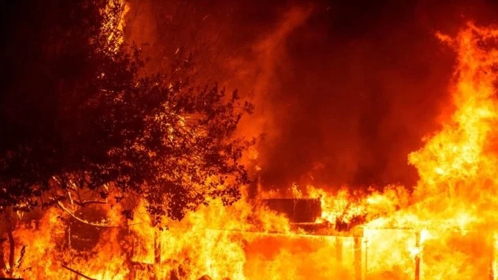 Corpo é encontrado carbonizado após incêndio em residência em Irati.