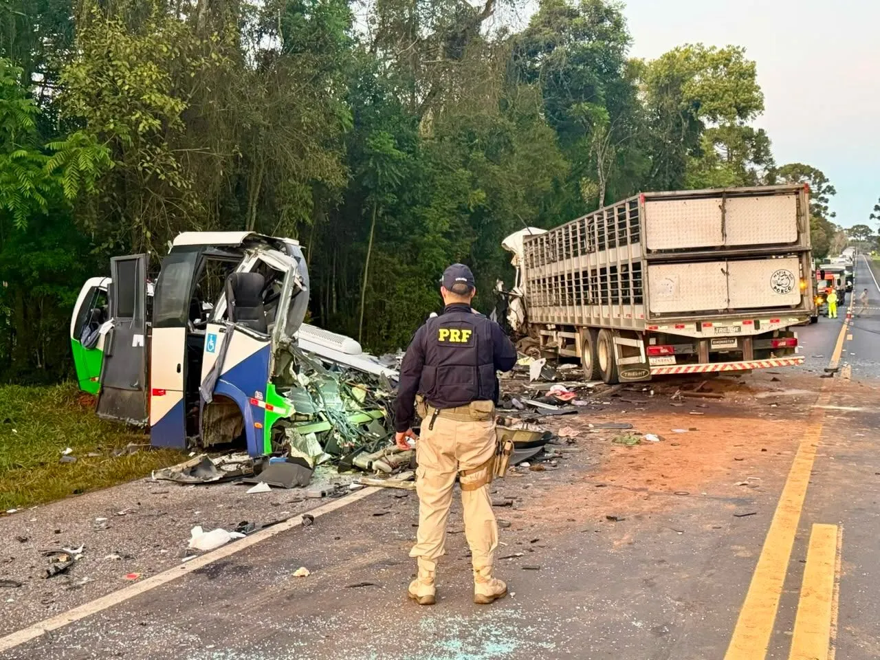 Tragédia no Paraná: colisão entre ônibus da saúde e caminhão deixa 23 mortos na BR-373