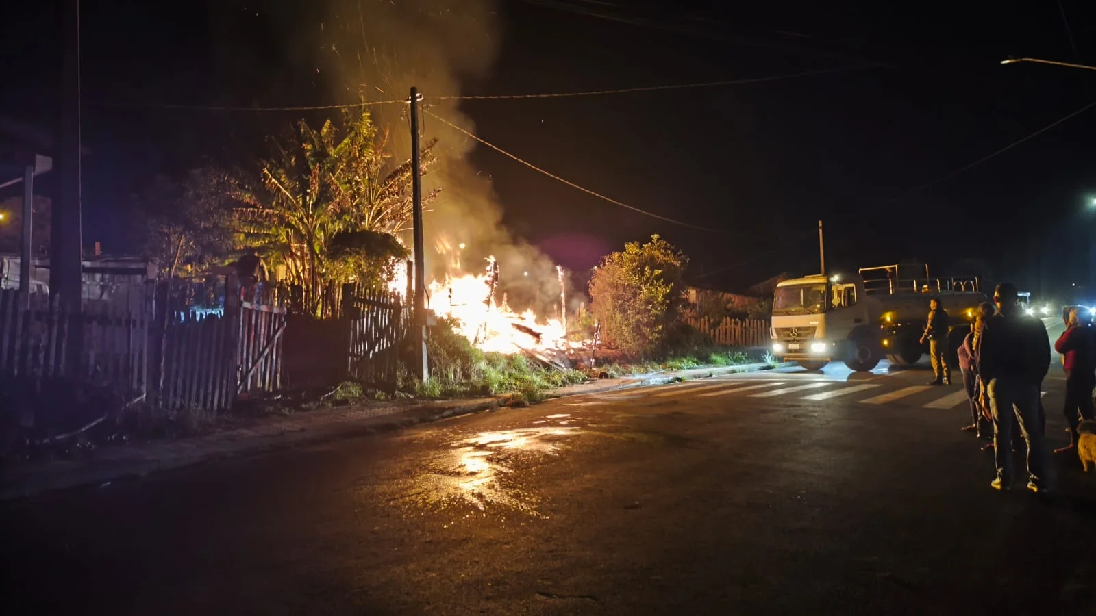 Idoso de 70 anos morre carbonizado após incêndio destruir casa em Inácio Martins