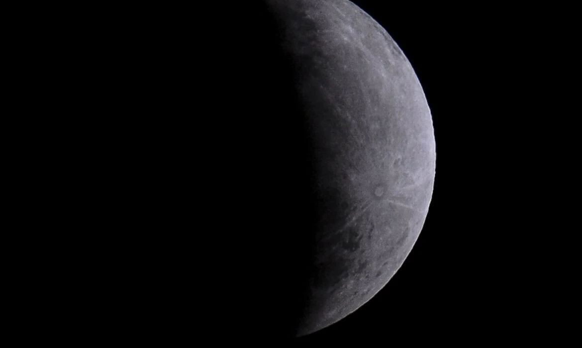 Eclipse parcial da Lua acontece nesta quinta e será transmitido ao vivo; veja os horários