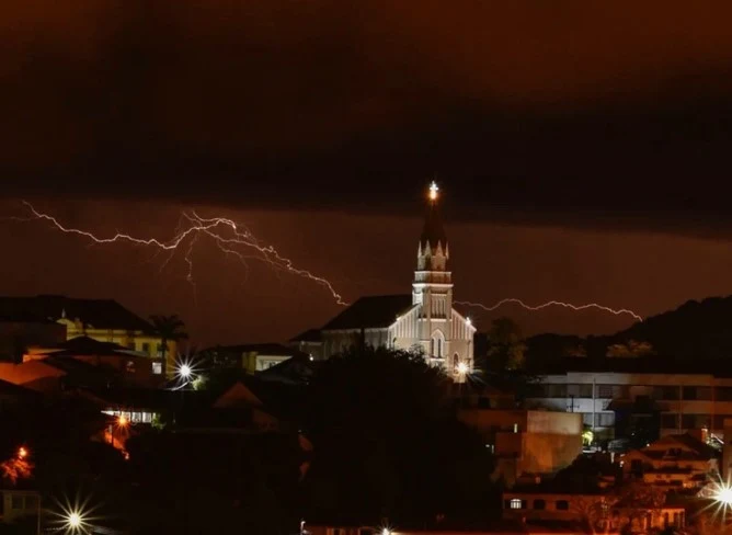 Mais de 30 mil raios atingem o Paraná em um único dia; cidades da região estão entre as mais atingidas