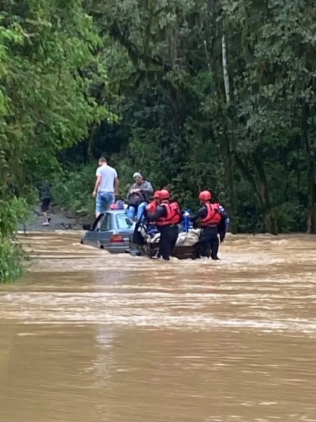 3 pessoas são resgatadas após ficarem sobre teto de veículo durante alagamento na região