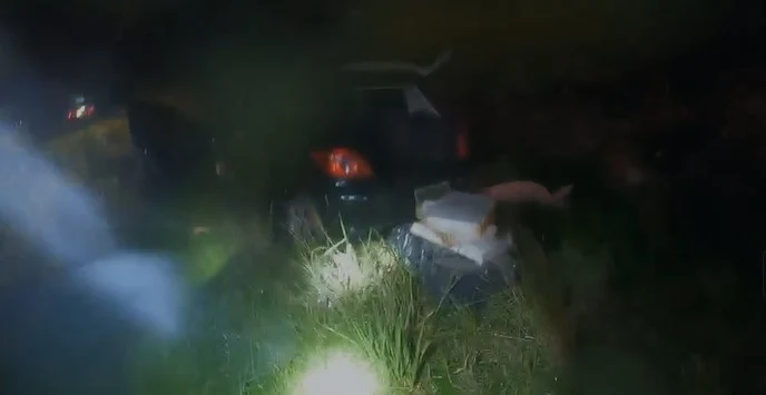 Fugiu da PRF, capotou e foi presa com 270 kg de maconha.
