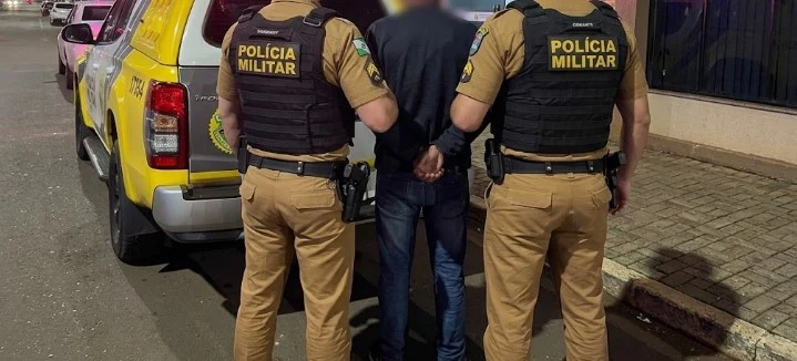 Homem sem habilitação tenta fugir de abordagem, joga carro contra policiais e acaba preso em Irati
