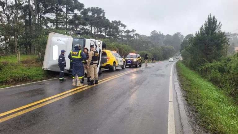 Caminhão tomba na BR-153 e ocupa parte da pista entre Rio Azul e Mallet