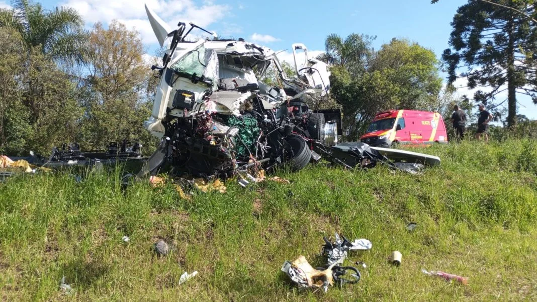 Colisão entre caminhões deixa uma pessoa morta e causa congestionamento na BR-476