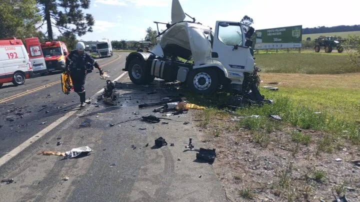 Atualização: grave acidente na BR-476 deixa uma pessoa em óbito e motorista fica preso em caminhão