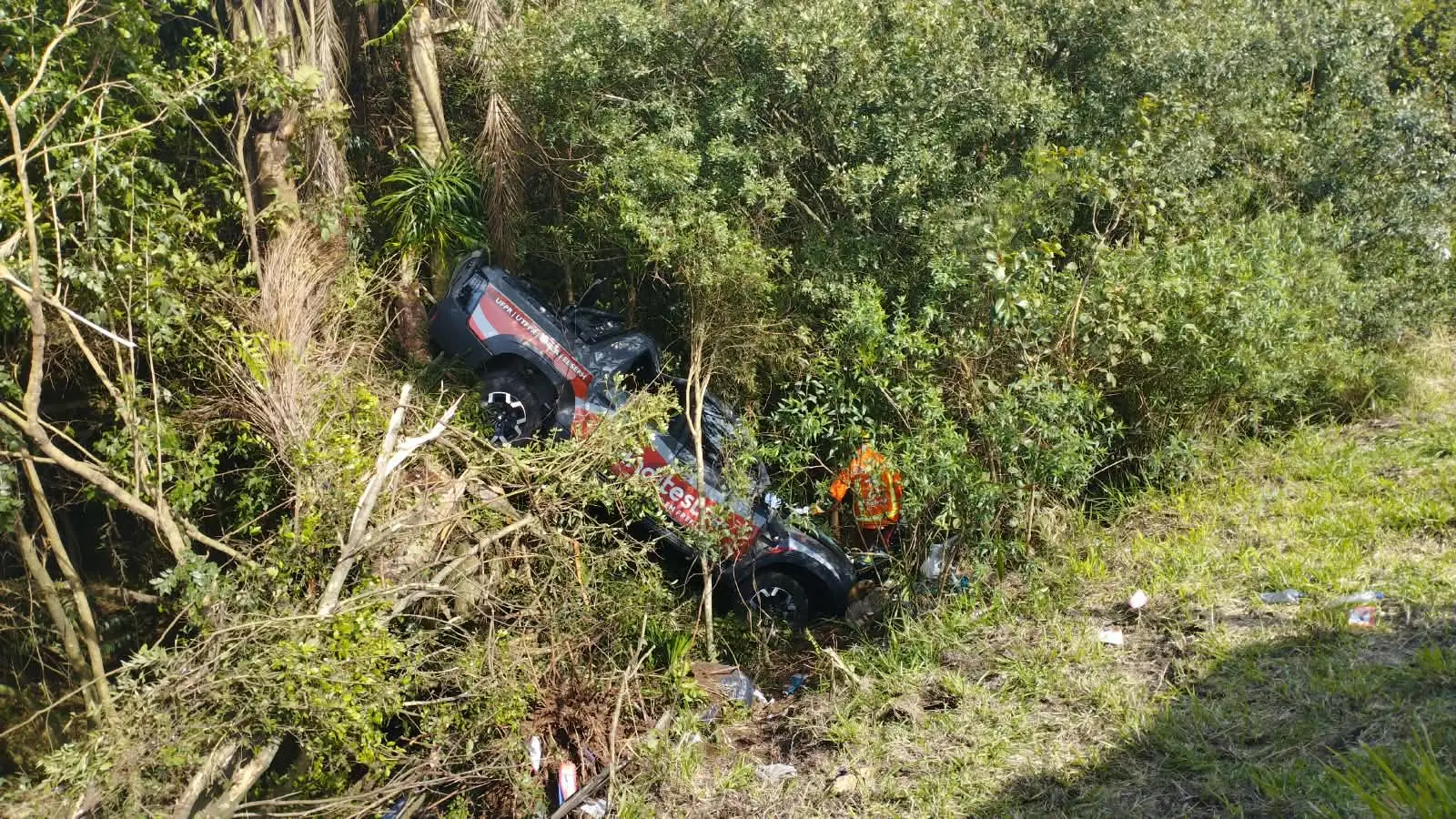 Carro invade pista contrária, bate em caminhão e árvore; motorista morre na BR-376