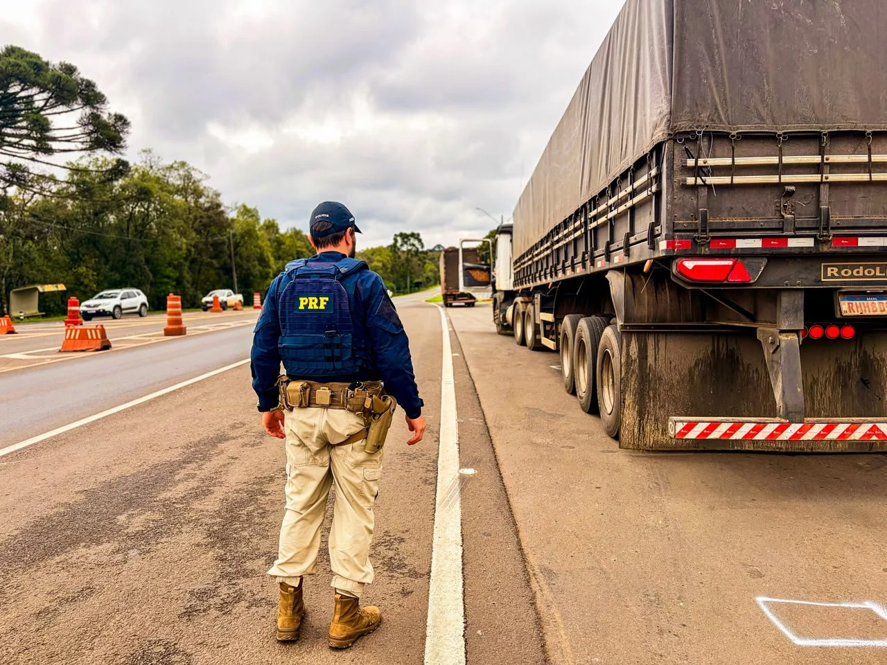 PRF intensifica fiscalização de caminhões na BR-277 e verifica sistema de freios em trecho de serra