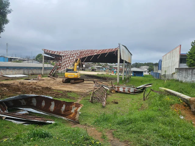 Ventos arrancam telhas e quadra é desmontada em Inácio Martins; nova estrutura terá investimento de R$ 450 mil