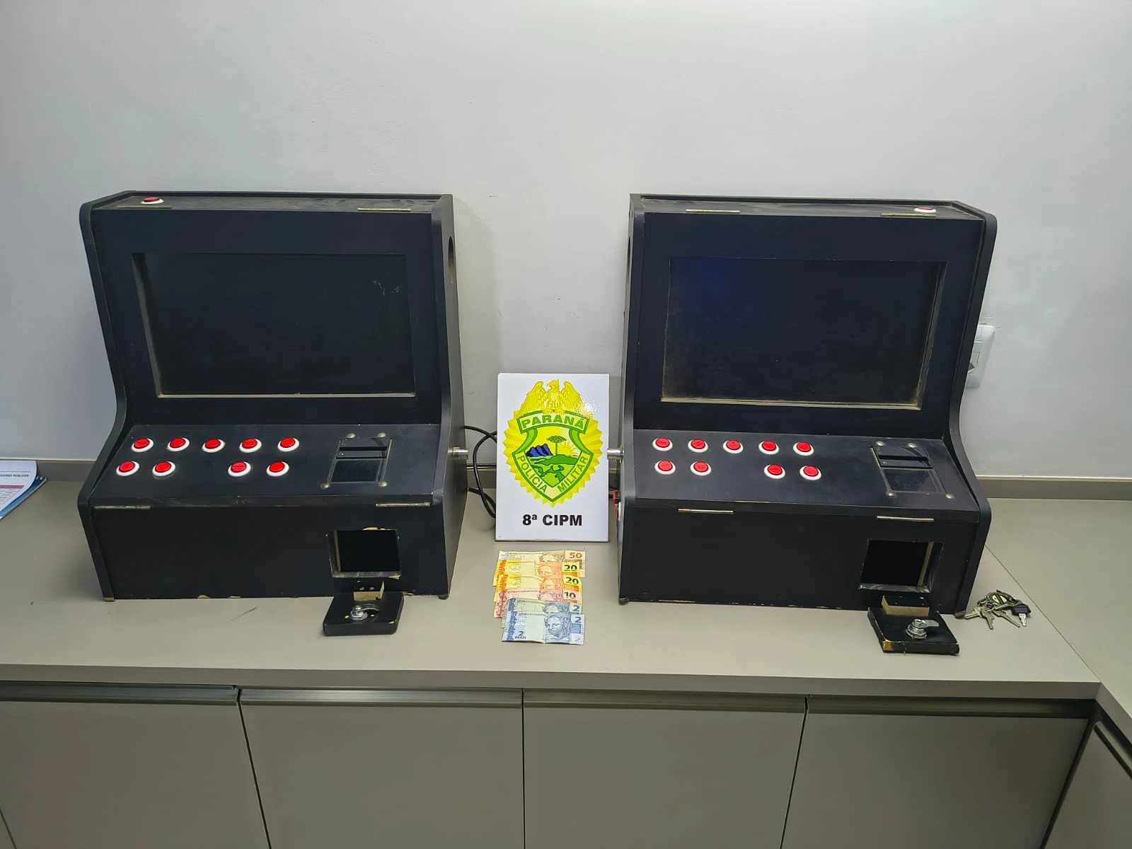 Duas máquinas de jogos de azar e R$ 104 são apreendidos em estabelecimento de Irati