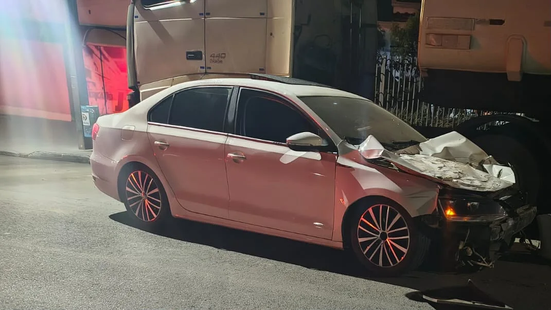 Racha termina em acidente e prisão de dois motoristas em Rio Azul