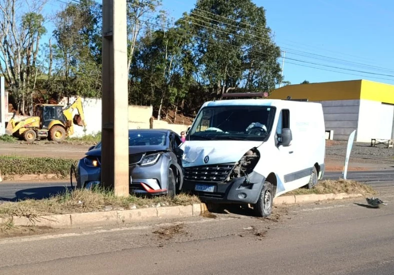 Carro tenta fazer retorno e é atingido por ambulância na BR-153, em Irati