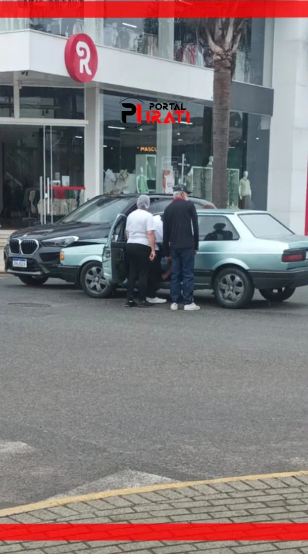 BMW avança preferencial e bate em Voyage no Centro de Irati