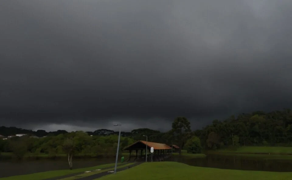 Frente fria avança pelo Paraná e pode trazer tempestades, raios, granizo e ventos acima de 80 km/h