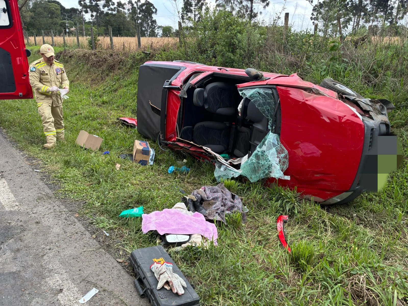 Homem fica preso após Fiat Strada capotar na PR-151; Bombeiros fazem resgate